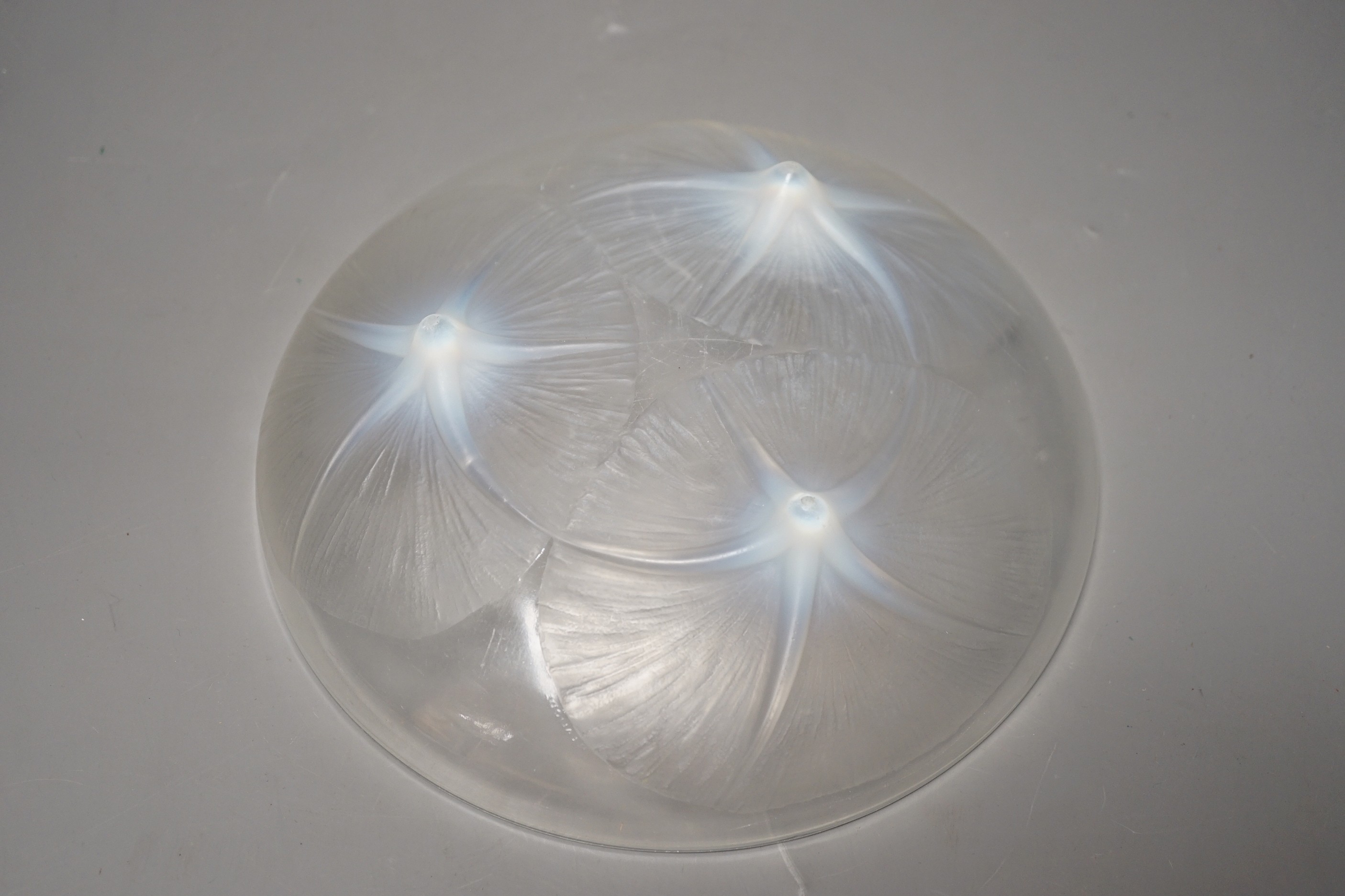 A R. Lalique Volubulis pattern opalescent glass tripod bowl. 21.5cm diameter